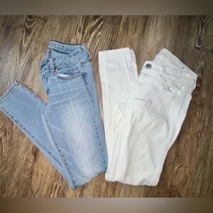 American Eagle White and Light Wash Skinny Jeans Duo…size 2😀